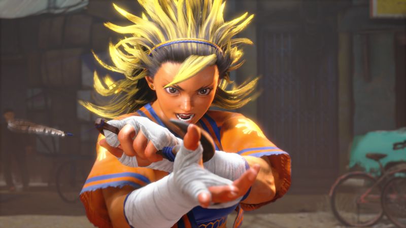 Primer plano cinemático de Yasmine cruzando sus brazos en guardia blandiendo sus dagas karambit con el cabello amarillo erizado y mirada desafiante.