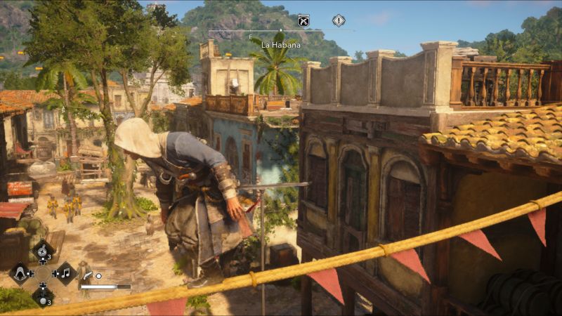 Edward haciendo equilibrio sobre una cuerda colgada entre dos edificios coloniales de La Habana con la vegetación y las calles de la ciudad de fondo.