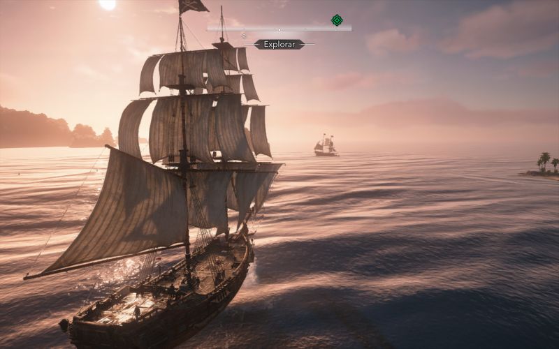El barco Jackdaw navegando a toda vela hacia el horizonte durante un atardecer dorado en las aguas del Mar Caribe.
