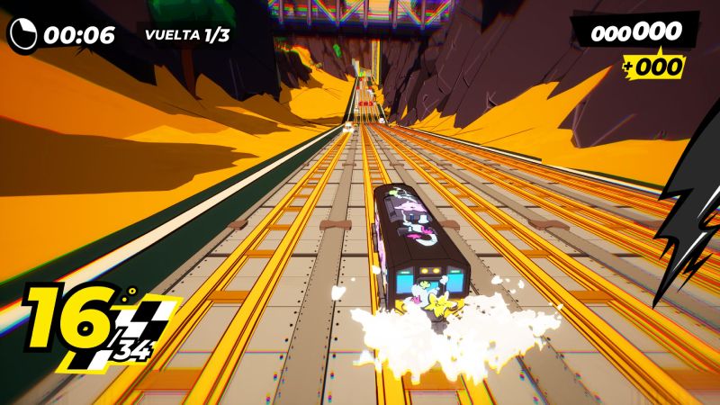 Captura de pantalla de jugabilidad en tercera persona mostrando un tren decorado derrapando sobre múltiples vías paralelas en un cañón de color amarillo y naranja durante una carrera.