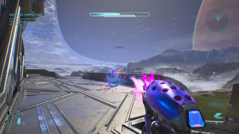Enfrentamiento táctico contra el Covenant en Halo: Campaign Evolved Vista en primera persona del jugador disparando una pistola de plasma púrpura hacia un Elite azul en una plataforma metálica con el anillo Halo visible en el cielo.