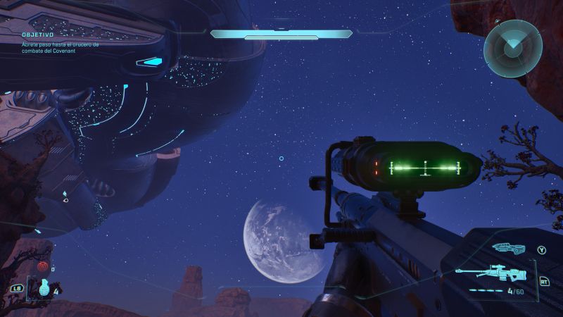 Paisaje estelar y uso de Sniper Rifle en Halo: Campaign Evolved Vista en primera persona apuntando con un Sniper Rifle hacia el cielo nocturno lleno de estrellas, mostrando un planeta alienígena y la nave Covenant en la cima de un risco.