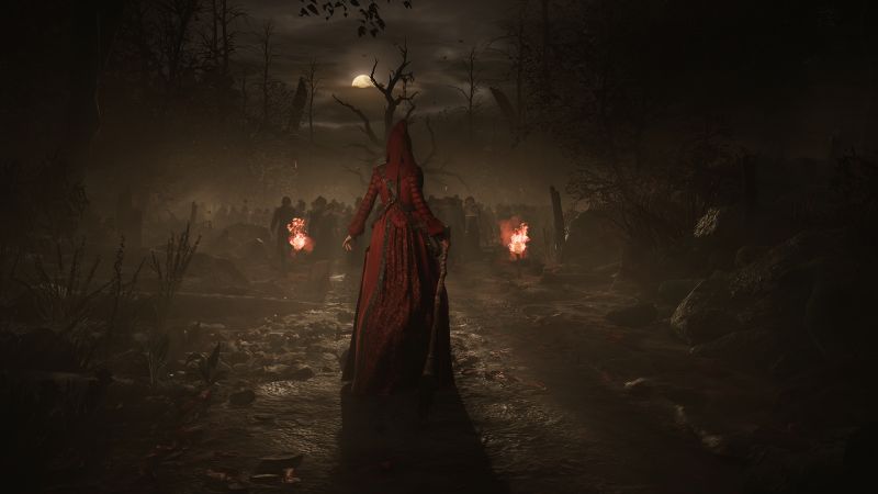 1666: Amsterdam – Arte conceptual oficial Figura encapuchada con capa roja avanza por un sendero oscuro rodeado de niebla, con antorchas encendidas y siluetas humanas al fondo.
