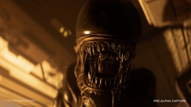 Alien: Isolation 2 – Primer vistazo Criatura biomecánica con mandíbula expuesta y ambiente industrial iluminado tenuemente.