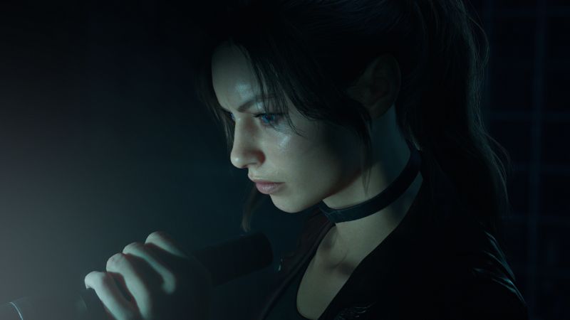 Capcom – Summer Game Fest 2026 Primer plano de un personaje digital sosteniendo una fuente de luz en un entorno oscuro.