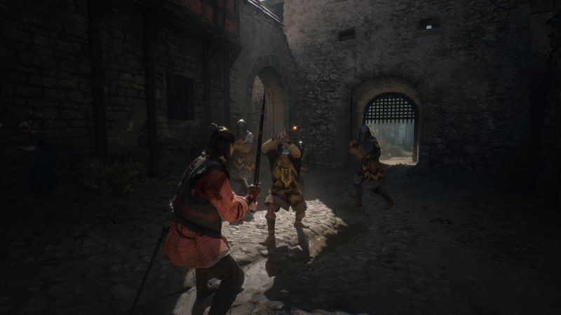 The Blood of Dawnwalker – Arte oficial Tres combatientes armados se enfrentan en un patio medieval de piedra iluminado por luz natural.