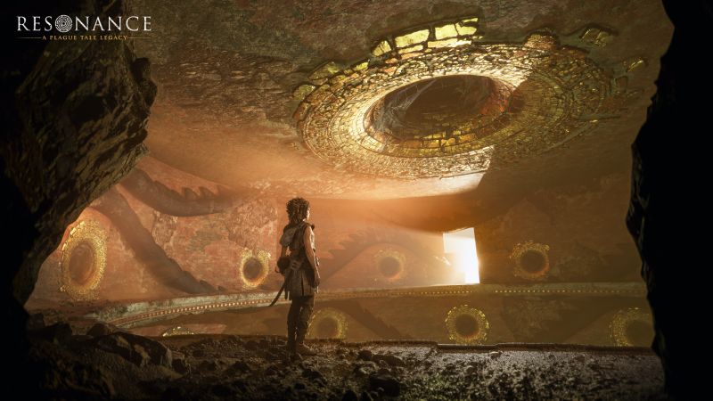 “Resonance: A Plague Tale Legacy” – Arte promocional Personaje observando una estructura antigua iluminada por un haz de luz en un entorno cavernoso.