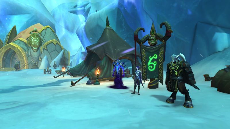 Escena de fantasía ambientada en una zona nevada con personajes armados y estructuras decoradas con símbolos verdes brillantes.