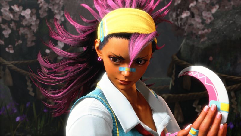 Yasmine Street Fighter 6 Personaje estilizado con cabello magenta y arma curva en posición dinámica dentro de un entorno exterior.