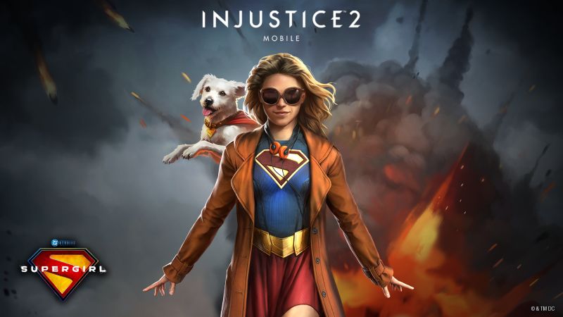 Supergirl del DCU en Injustice 2 Mobile Heroína con atuendo moderno y capa roja acompañada de un perro volador en un entorno de acción.