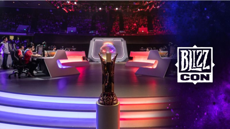 Escenario esports de BlizzCon 2026 Escenario competitivo con equipos enfrentándose en una arena iluminada y un trofeo al frente.