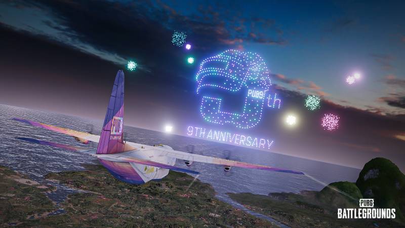 Avión conmemorativo sobre paisaje costero Aeronave decorada con colores festivos sobrevolando una costa al atardecer, acompañada por fuegos artificiales y un despliegue de drones que forman un logotipo alusivo al noveno aniversario del juego.