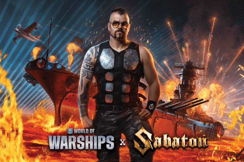 Colaboración entre World of Warships y Sabaton Arte promocional con un integrante de Sabaton en un entorno bélico rodeado de barcos, fuego y aeronaves, acompañado del logotipo de la colaboración entre World of Warships y la banda.
