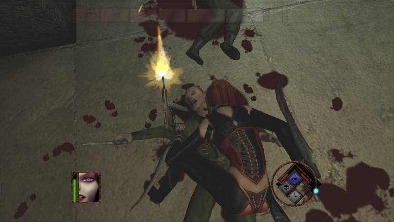 Combate en BloodRayne Dos personajes combaten cuerpo a cuerpo en un entorno oscuro, con armas de fuego, sangre en el suelo y una interfaz de juego visible en pantalla.