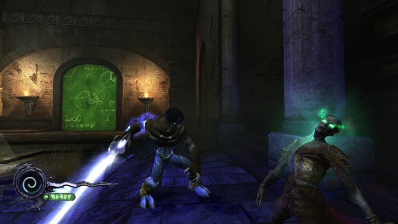 Raziel atacando a un enemigo con energía azul en una cámara de piedra.