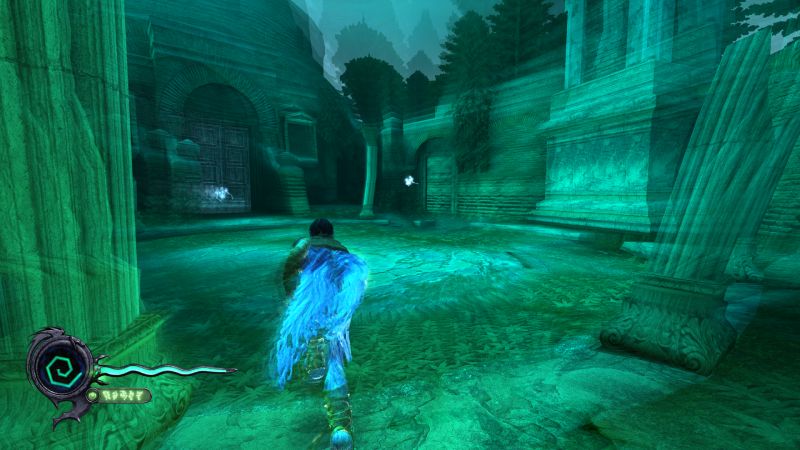 Figura con alas luminosas avanzando por ruinas iluminadas en verde.