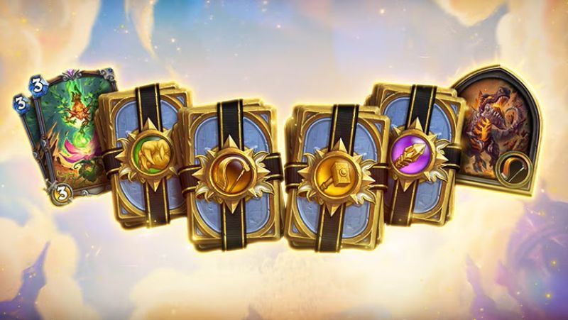 Kits de clase en “Hearthstone” Ilustración con paquetes de cartas temáticos de “Hearthstone”, acompañados de elementos visuales relacionados con clases y personajes del juego.