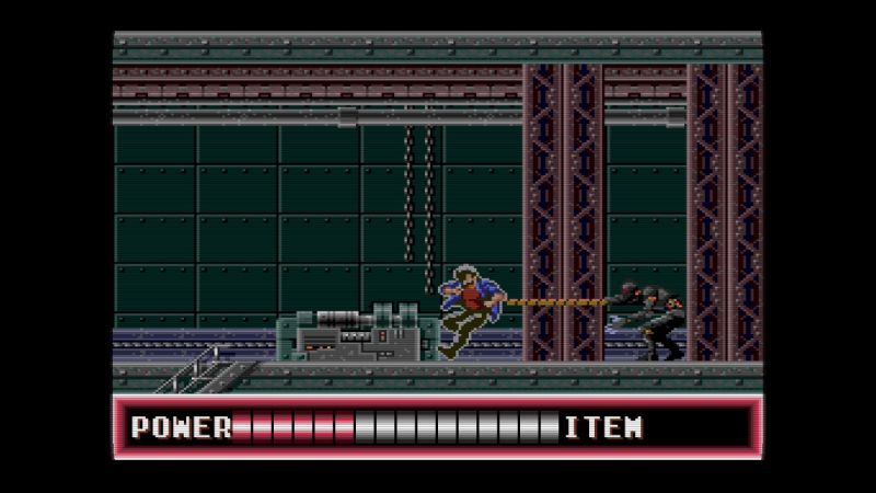 City Hunter — Gancho en combate Personaje usando gancho contra enemigo en estructura metálica.