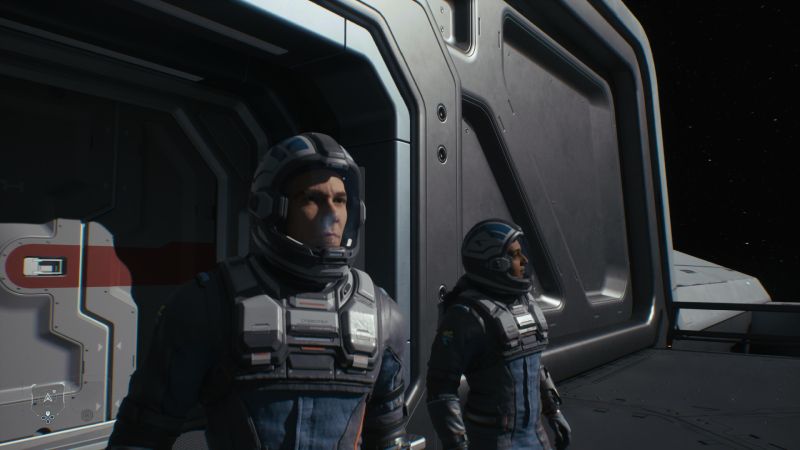 Dos tripulantes con trajes espaciales sobre la superficie exterior de una nave.
