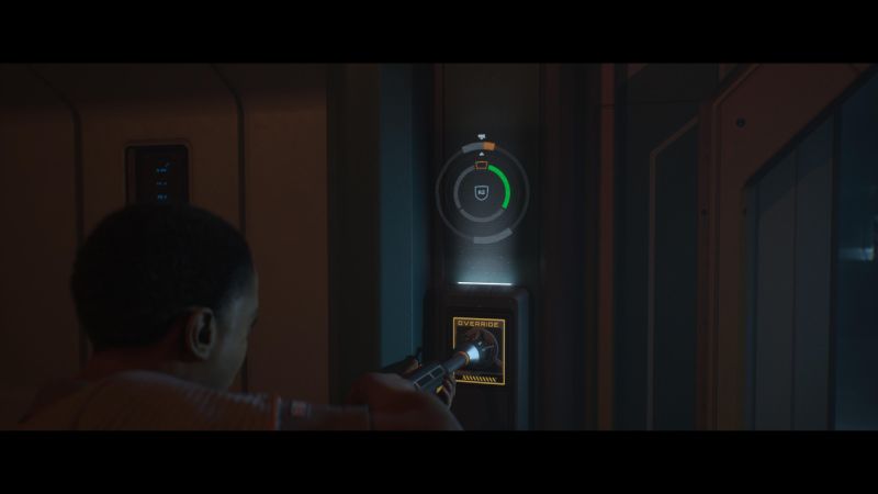 Mano insertando un dispositivo en un panel marcado como “Override”.