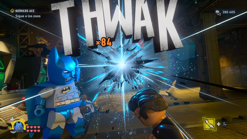 Batman LEGO golpeando a un enemigo con efecto “THWAK” estilo cómic.