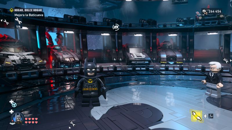 Batman y Alfred en la Baticueva rodeados de Batimóviles.