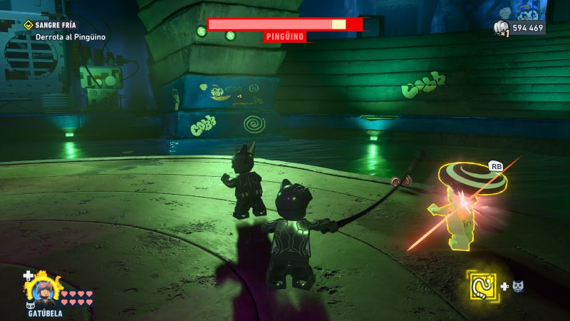 Gatúbela enfrentando al Pingüino en una arena verde.
