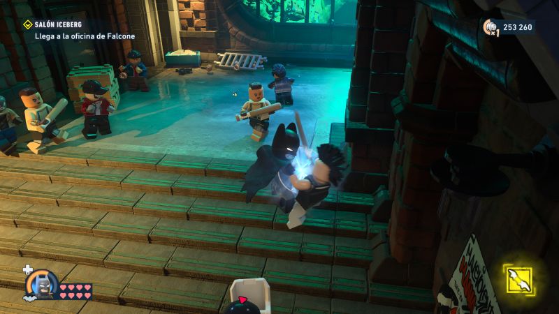 Batman peleando contra enemigos en un callejón con luces verdes.