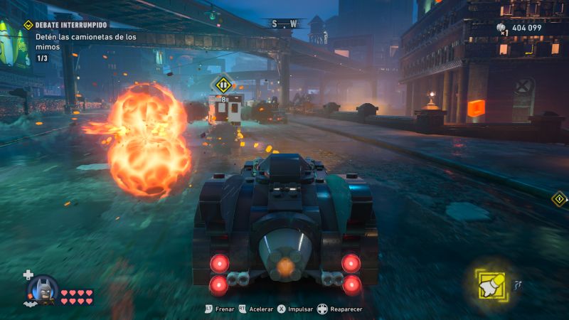 Batimóvil LEGO en persecución nocturna con explosiones.