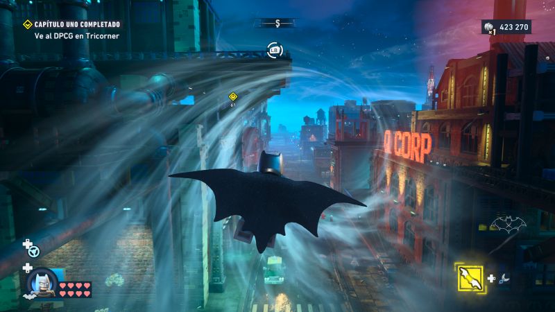 Batman LEGO planeando sobre Gotham iluminada con neones.