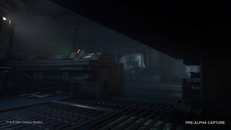 Sigilo y Ocultamiento frente al Depredador Perspectiva de sigilo desde abajo de un escritorio observando al fondo la silueta del xenomorfo al acecho en una sala de control.