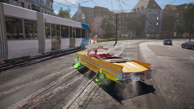 Derrapes y Tráfico Urbano El taxi descapotable ejecutando un derrape con humo sobre las vías de un tranvía junto a un vagón en movimiento.