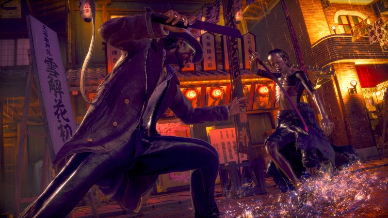 Duelo Nocturno en Stranger Than Heaven Escena de combate nocturno bajo la lluvia entre el protagonista con espada y un enemigo en un callejón iluminado con faroles japoneses.