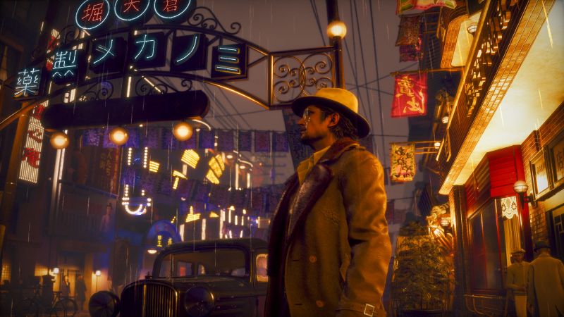 Exploración Urbana en las Ciudades de Japón Makoto Daito con abrigo y sombrero caminando por una calle iluminada por letreros de neón junto a un automóvil clásico de época.