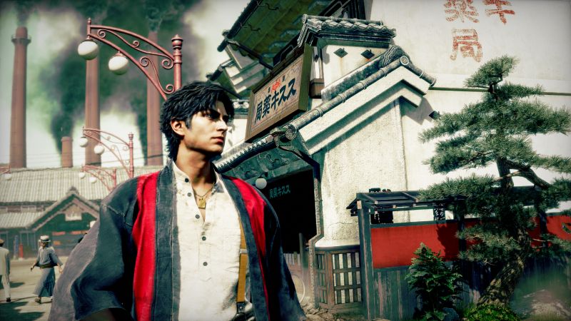 Makoto Daito en 1915 Makoto Daito con atuendo tradicional de época caminando frente a la entrada de una farmacia antigua de principios del siglo XX.