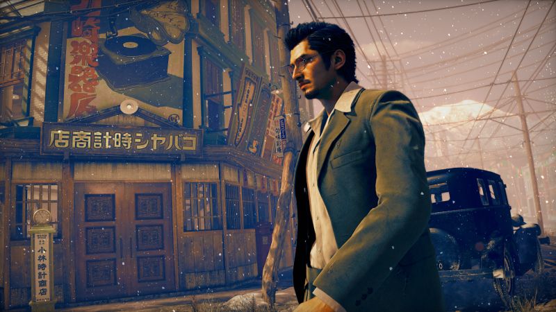 Evolución Temporal del Protagonista Makoto Daito de perfil luciendo traje elegante y lentes caminando por una acera mientras cae nieve en la ciudad.