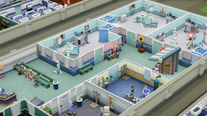 Distribución e Instalaciones del Hospital Vista isométrica superior del interior de un hospital mostrando consultorios, pasillos con pacientes en espera, plantas decorativas y quirófanos.