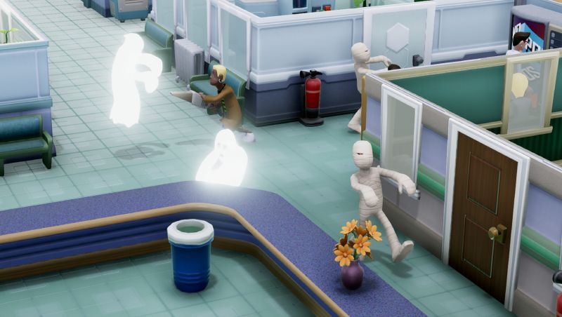 Fantasmas y Pacientes Momia en el Pasillo Pasillo del hospital con fantasmas brillantes flotando y pacientes envueltos como momias caminando entre los consultorios.