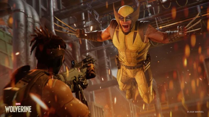 Marvels Wolverine disponible en PlayStation 5 Captura de pantalla de jugabilidad de Marvel's Wolverine. Muestra a Wolverine saltando en el aire con sus garras extendidas y gritando con su traje amarillo y marrón, listo para atacar a un enemigo armado que lo apunta en un entorno industrial. En la esquina inferior izquierda se observa el logotipo oficial de Marvel's Wolverine.
