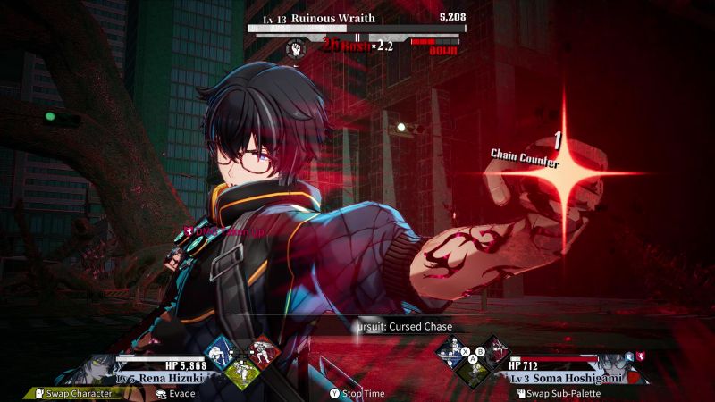 Sistema de combate y contraataque en Qliphah in Providence’s Shadow Captura de pantalla de la interfaz de combate de Qliphah in Providence’s Shadow. En primer plano aparece el personaje Soma Hoshigami con cabello negro, lentes y una marca roja brillando en su brazo extendido en pose de ataque, mientras en pantalla se lee "Chain Counter". En la parte superior se observa la barra de salud del enemigo "Lv 13 Ruinous Wraith" junto a indicadores de daño, y en la barra inferior se muestran las estadísticas de Rena Hizuki y Soma Hoshigami.