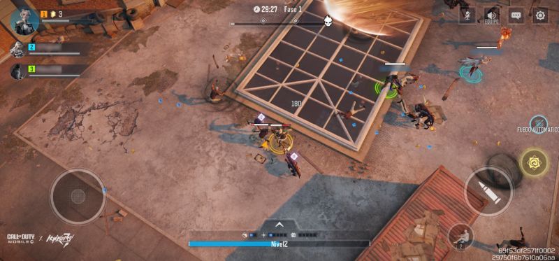 Jugabilidad cenital roguelike en Call of Duty: Mobile Captura de pantalla de la jugabilidad del nuevo modo cooperativo con perspectiva cenital (top-down view) en Call of Duty: Mobile, mostrando indicadores en pantalla, joysticks virtuales y múltiples enemigos dispersos en un área abierta.