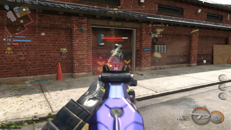 Gameplay Multijugador con Proyecto Aeternum Captura de pantalla de la jugabilidad en primera persona apuntando por la mira con el fusil Aeternum durante una partida multijugador competitiva.