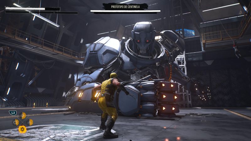 Wolverine de espaldas preparándose para enfrentar a un enorme prototipo de Centinela desactivado dentro de un laboratorio.