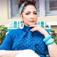 Gloria Estefan revive sus raíces con salsa, humor y nostalgia en “La Vecina (No Se Na’)”