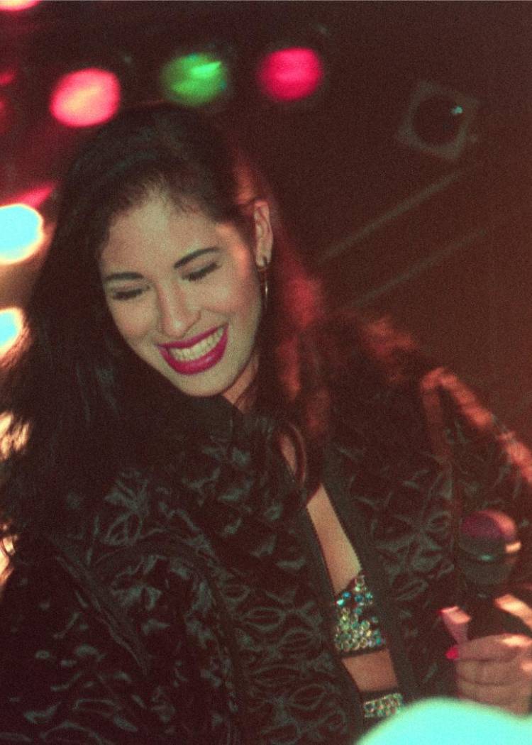 Reseña: “Selena y los Dinos”