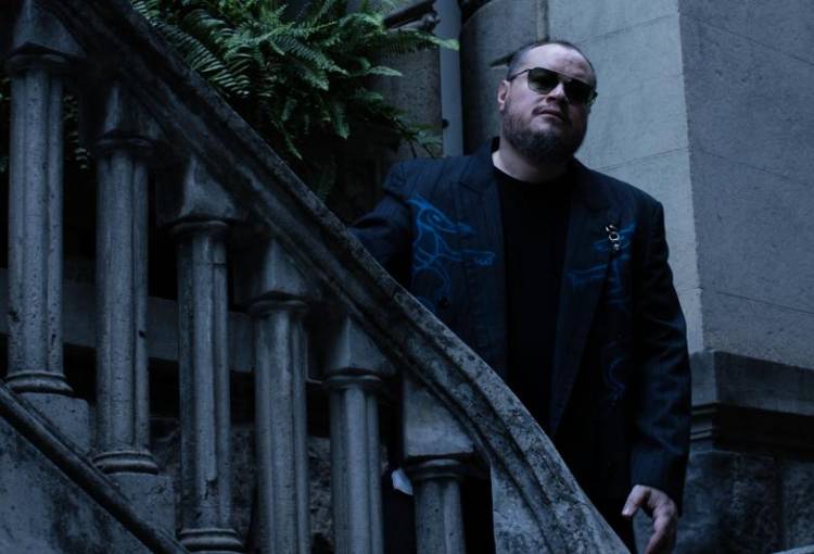 Leonel García lanza EL SHOW, un álbum inesperado y profundamente personal