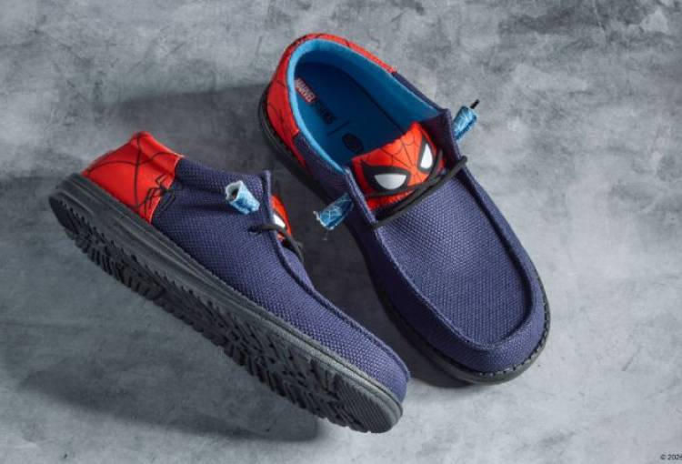 Lanzan edición especial de calzado con Spider-Man y Hulk 