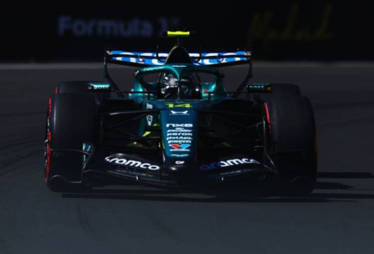 Fernando Alonso sufre toque con Carlos Sainz y rescata el lugar 17 en el Gran Premio de España